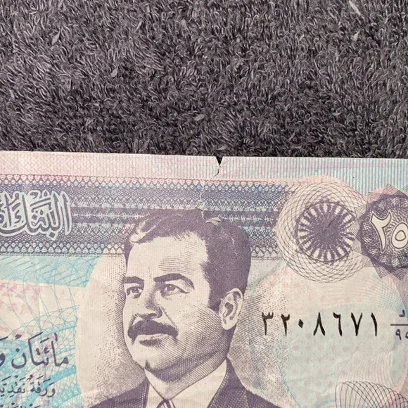 Iraq Circulated 250 Dinar Bank Note and a Circulated Honduran Paper Money Bill - Picture 3 of 13